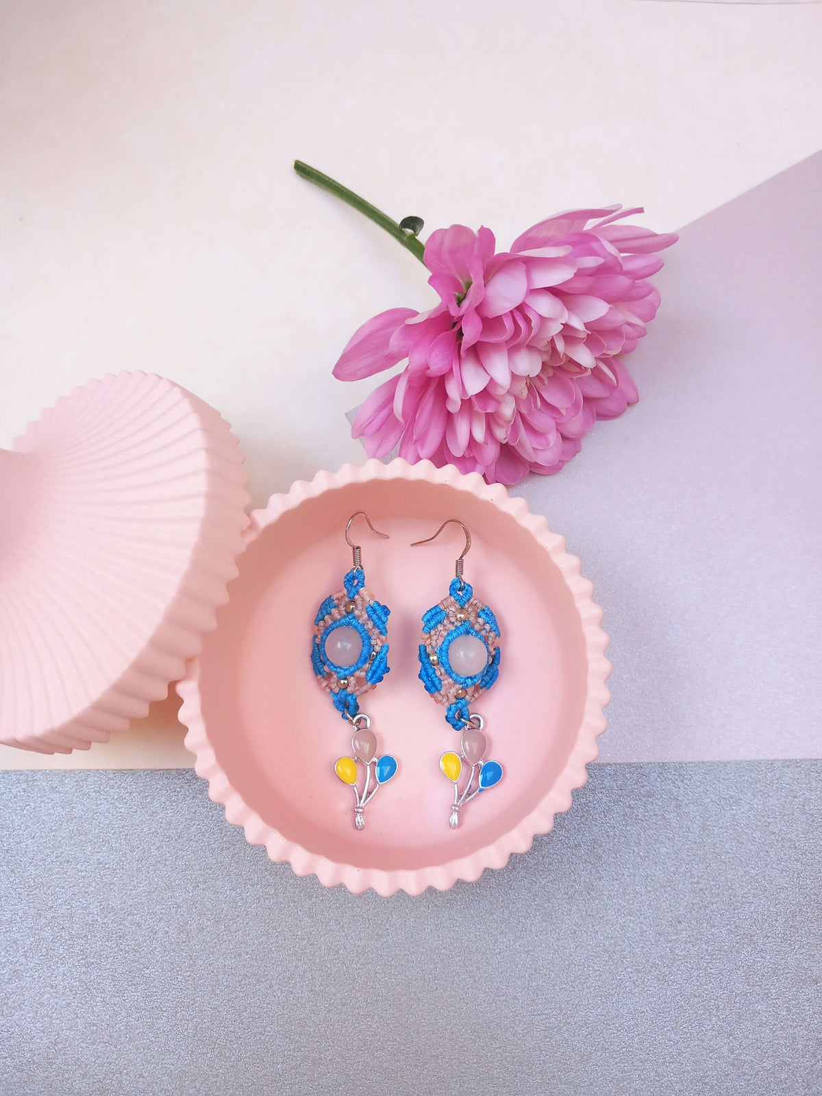Розово-сини микро-макраме обеци с балончета и розов кварц