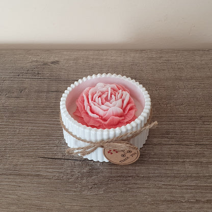 Восъчна свещ с розов божур в геометричен бял съд