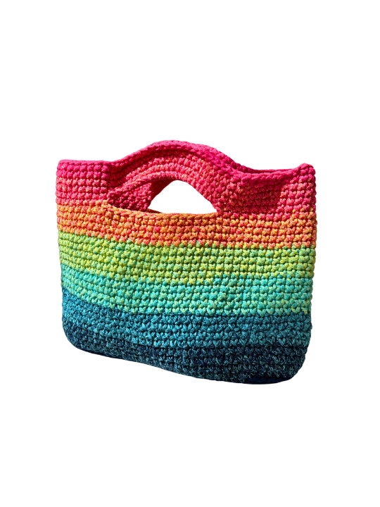 Ръчно плетена памучна чанта Rainbow Wave в розово, оранжево, зелено и синьо, отблизо