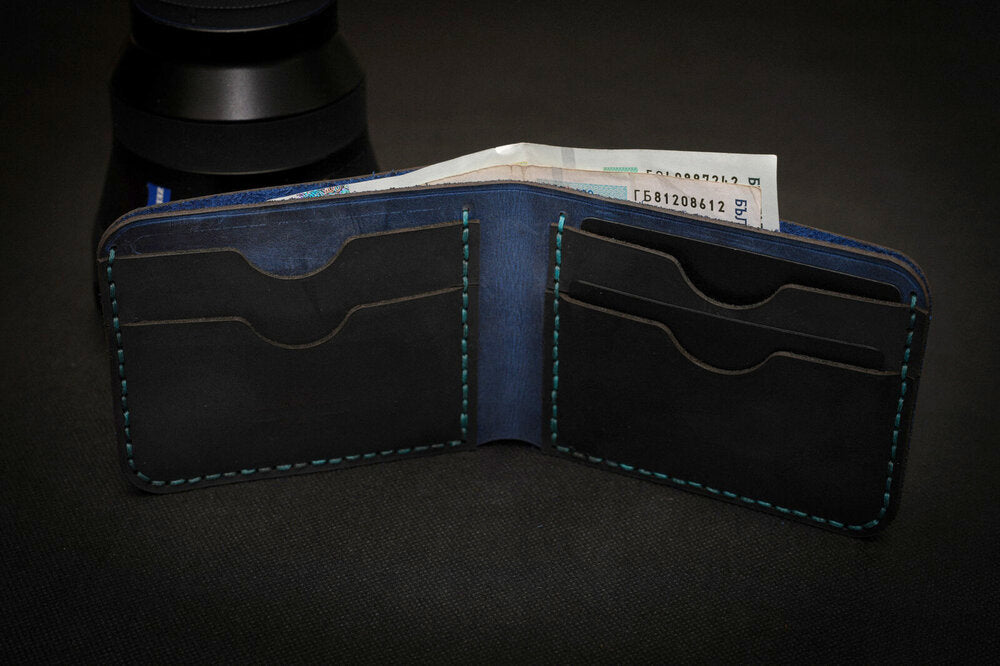 Компактен кожен портфейл Nairobi, ръчно ушит от естествена кожа, изглед отстрани